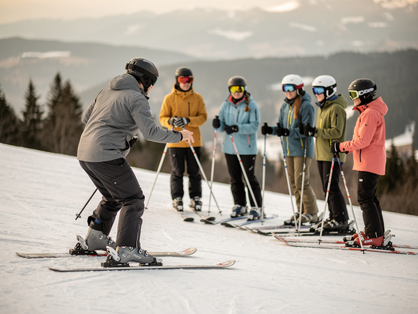 Bild zu Gleiten, Fahren, Rollen – Rollsport, Bootssport, Wintersport: Projektkurs Sport – Skilehrerausbildung für Schüler*innen der Q1, KI-generiertes Bild