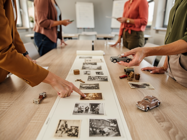 Bild zu Zeit und Wandel: Einführung in das historische Lernen am Beispiel der 50er Jahre, KI-generiertes Bild