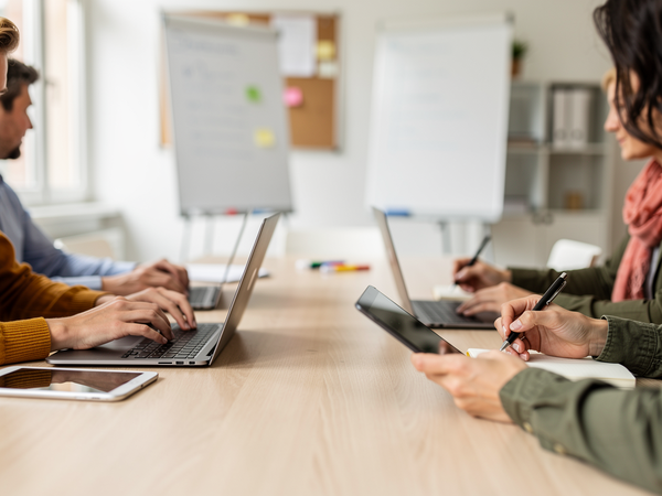Bild zu Qualifizierung von Digitalisierungsbeauftragten an Schulen (DiB), KI-generiertes Bild
