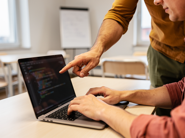 Bild zu Grundkurs zur SPS-Programmierung mit SIMATIC S7
und TIA Portal, KI-generiertes Bild