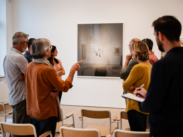 Bild zu Spannungsfelder und Leerstellen - Jeff Walls Fotografien zwischen Realität und Fiktion (Kunst Sek. I/II), KI-generiertes Bild