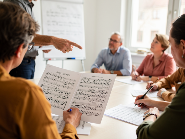 Bild zu Musik in totalitären Systemen III: Kniefall oder Protest? Schostakowitsch im Stalinismus: Ein Beitrag zur Demokratiebildung, KI-generiertes Bild