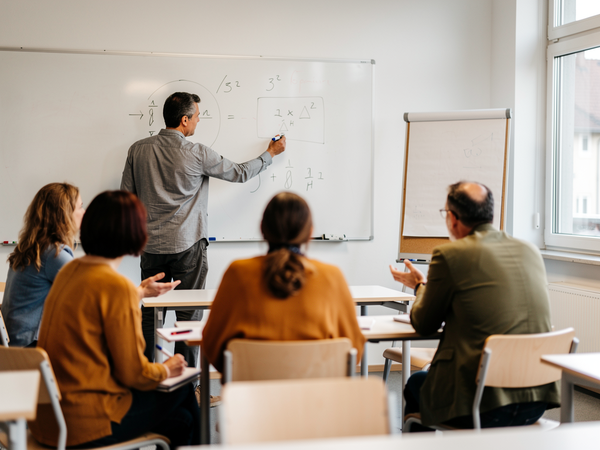 Bild zu Qualifikationserweiterung für fachfremd unterrichtende Lehrkräfte im Fach Mathematik an Berufskollegs (Bildungsgänge der Anlage C), KI-generiertes Bild