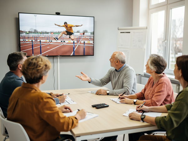 Bild zu Regionaler Schulsporttag - Hürdensprint, Hochsprung & Kugelstoßen: Potenziale der Videoanalyse, KI-generiertes Bild