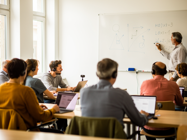 Bild zu DFO II: Mathematische Basiskompetenzen in der Sek I (Modul 3)
"Sprachbildender Mathematikunterricht in Klasse 6 bis 8", KI-generiertes Bild