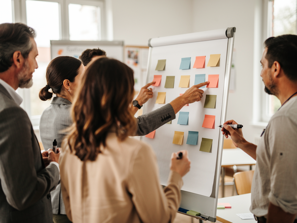 Bild zu Wahlmodul C2 (Sozialpädagogische Berufe): Agiles Projektmanagement im Unterrichtsfach Projektarbeit, KI-generiertes Bild